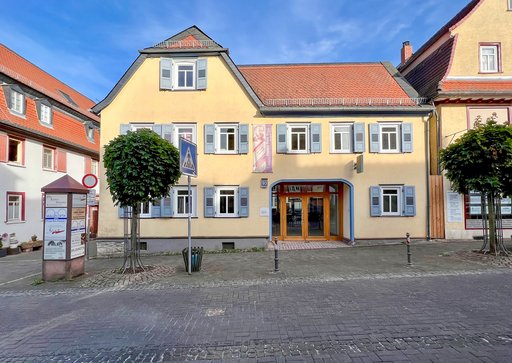 Auf dem Bild ist die Außenfassade des Philipp-Reis-Hauses zu sehen.