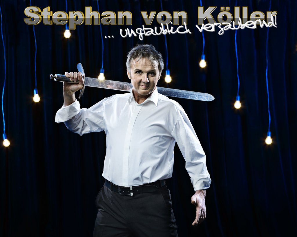 Auf dem Bild ist Stephan von Köller zu sehen, der ein Schwert über der Schulter hält.