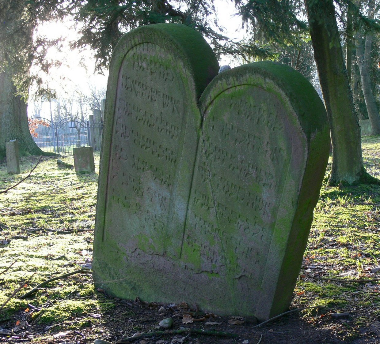 Ansicht auf einen alten Grabstein auf dem jüdischen Friedhof in Seulberg     