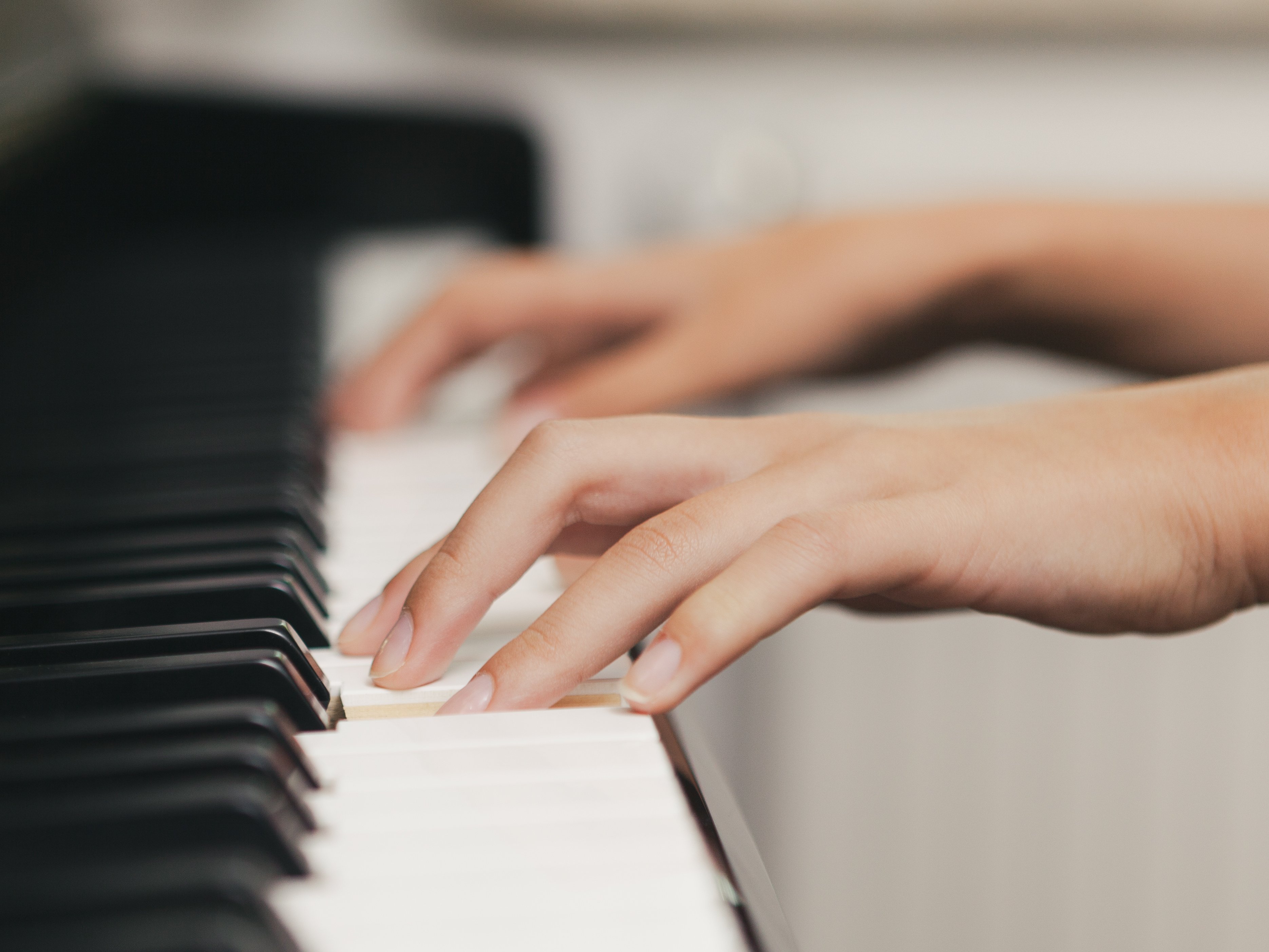 Zwei Hände, die Klavier spielen