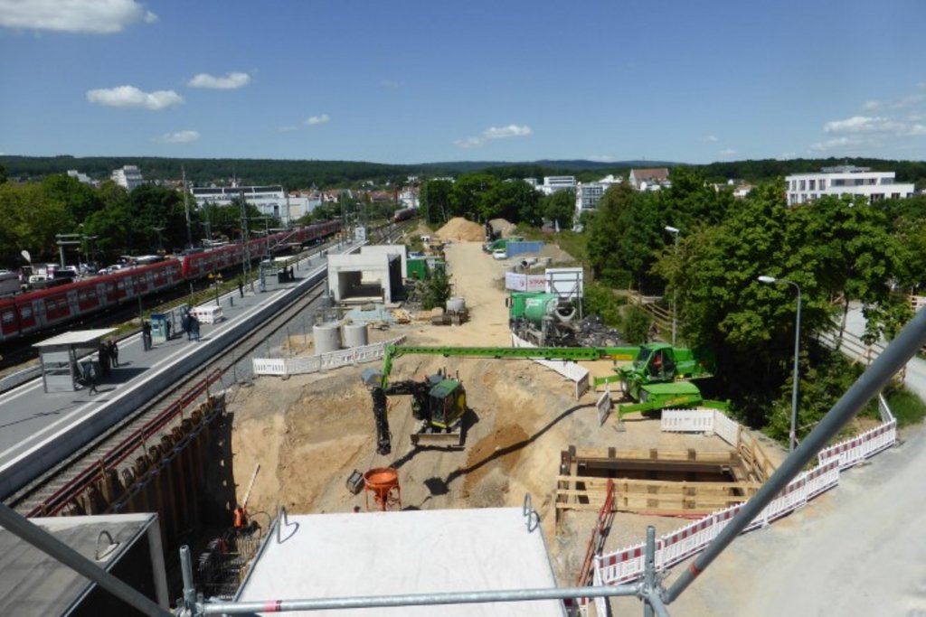 Ein Bagger der ein Loch neben den Schienen am Friedrichsdorfer Bahnhof gräbt