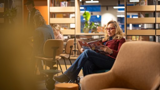 Menschen lesen Bücher in der Stadtbücherei Friedrichsdorf 
