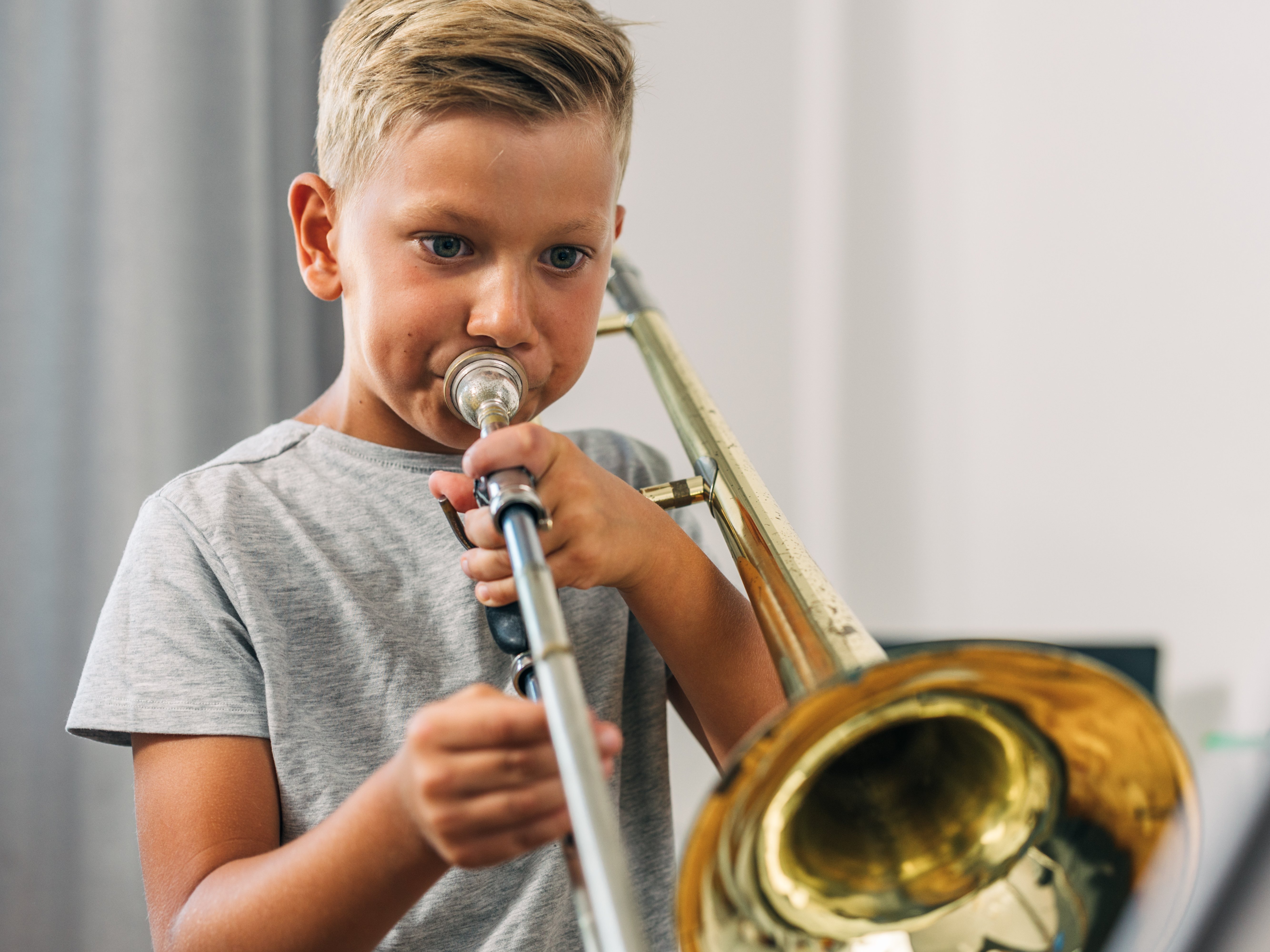 Kleiner Junge spielt Posaune