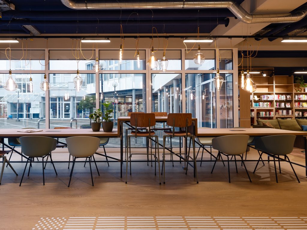 Das Foto zeigt den Gemeinschaftstisch der Stadtbücherei ohne Menschen