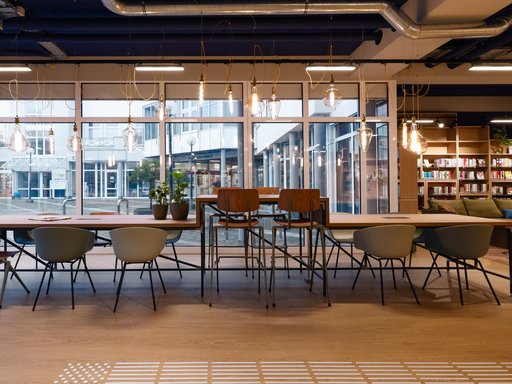 Das Foto zeigt den Gemeinschaftstisch der Stadtbücherei ohne Menschen