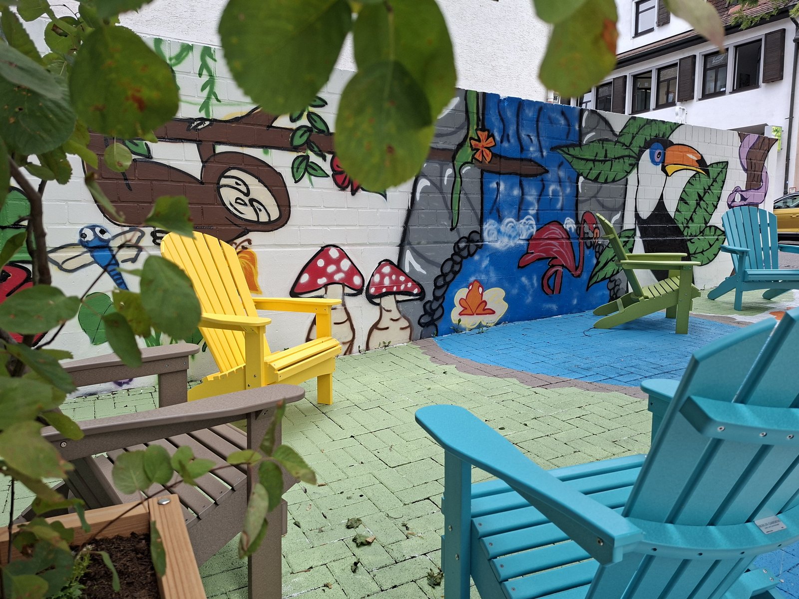 Salut Hugo - Stadtterrasse Auf dem Bild sieht man die bunt bemalte neue Stadtterrasse in der Friedrichsdorfer Innenstadt.