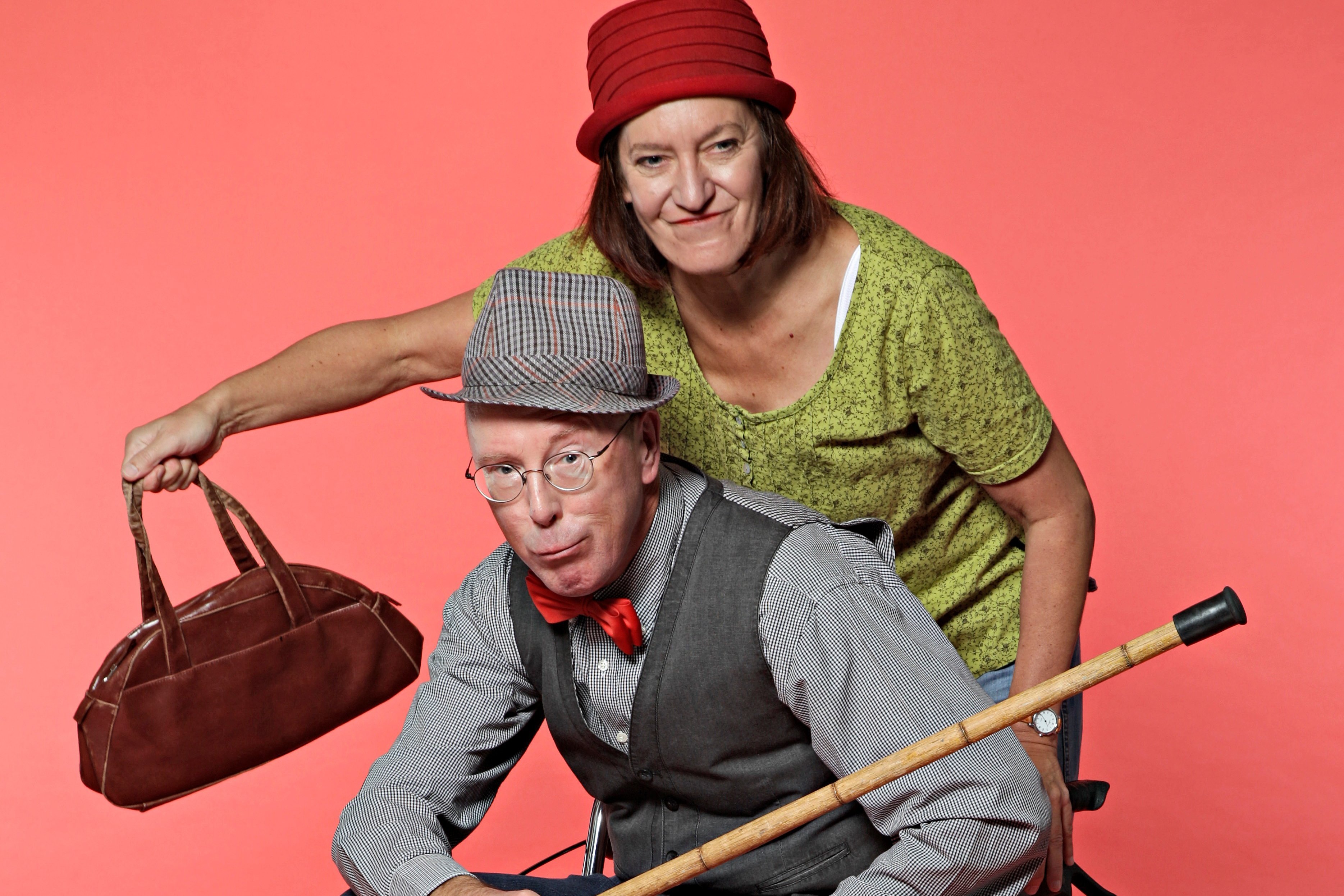 Auf dem Bild ist das Duo Kabbaratz mit Rollator, Handtasche und Gehstock zu sehen.