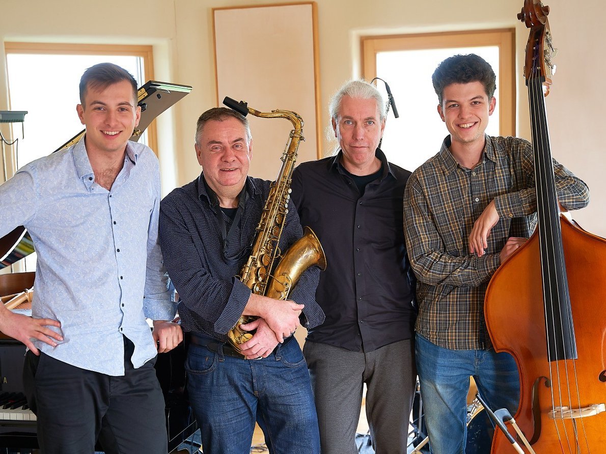 Zu sehen sind die vier Mitglieder der Peter Linhart 2 Generations Group.