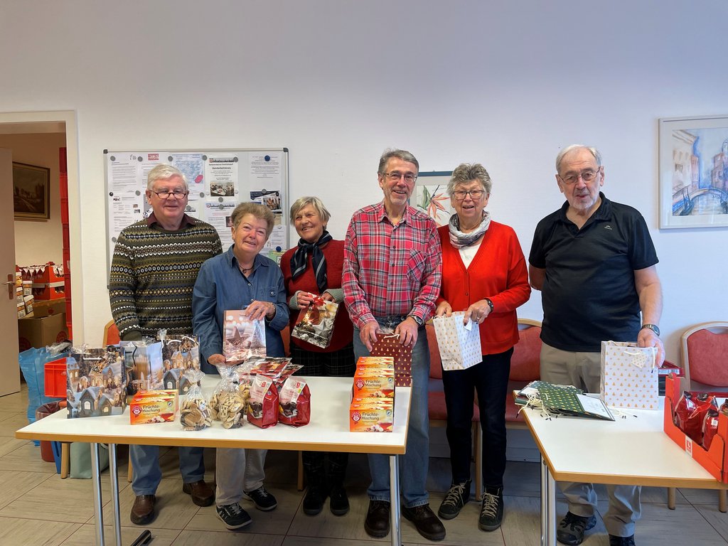 Mitglieder des Seniorenbeirates beim Packen der Weihnachtspäckchen.