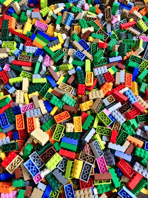 Auf dem Bild sind viele bunte Legosteine zu sehen.