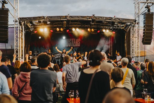 Die Band The Busters bei Ihrem Auftritt bei der Sommerbrücke 2025 im Sportpark Friedrichsdorf.