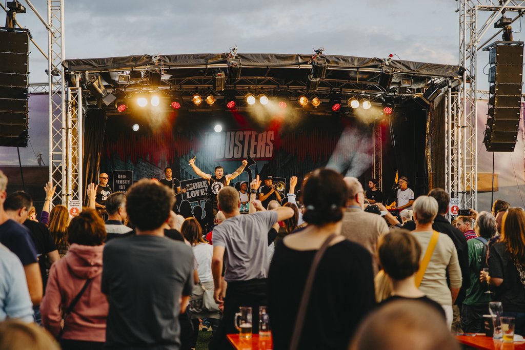 Die Band The Busters bei Ihrem Auftritt bei der Sommerbrücke 2025 im Sportpark Friedrichsdorf.