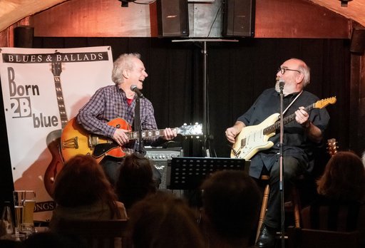 Auf dem Bild sind die beiden Musiker von Born 2B Blue auf der Bühne vom Garniers Keller zu sehen.