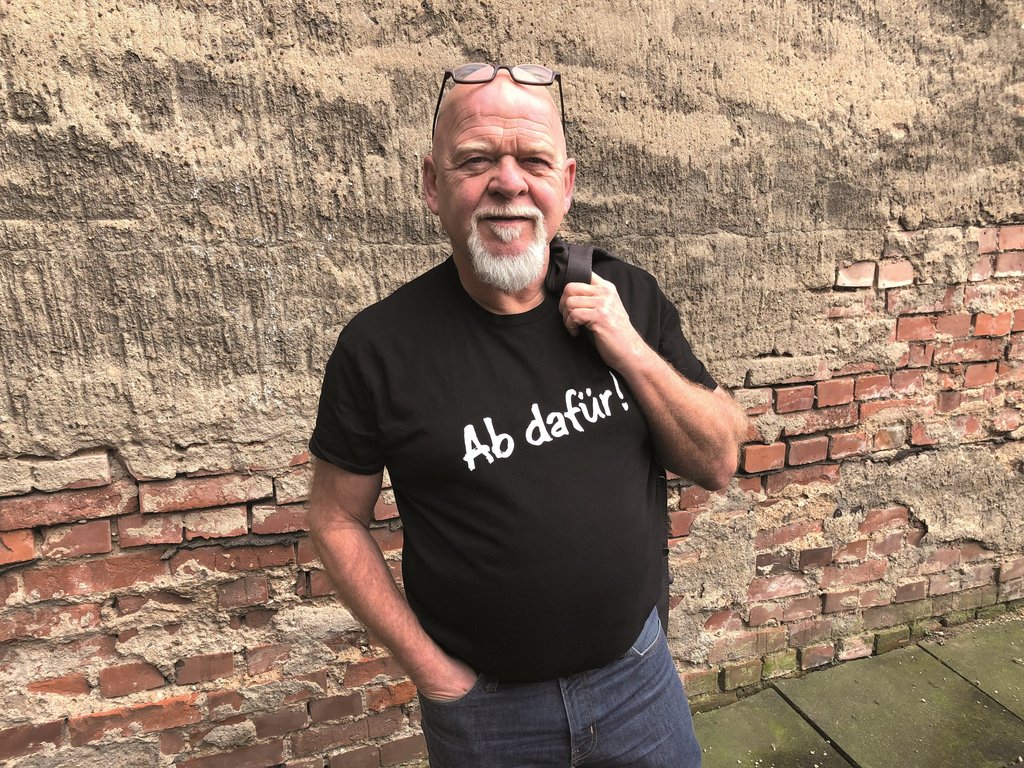 Auf dem Bild ist Kabarettist Bernd Gieseking vor einer Wand stehend zu sehen.