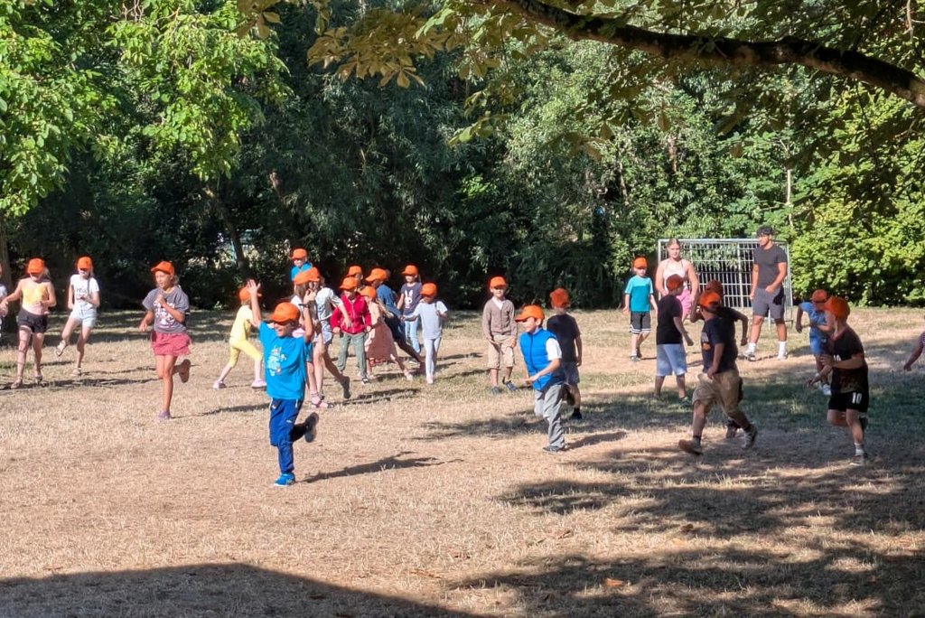 Kinder spielen in Aufwärmspiel auf den Wehrwiesen in Burgholzhausen