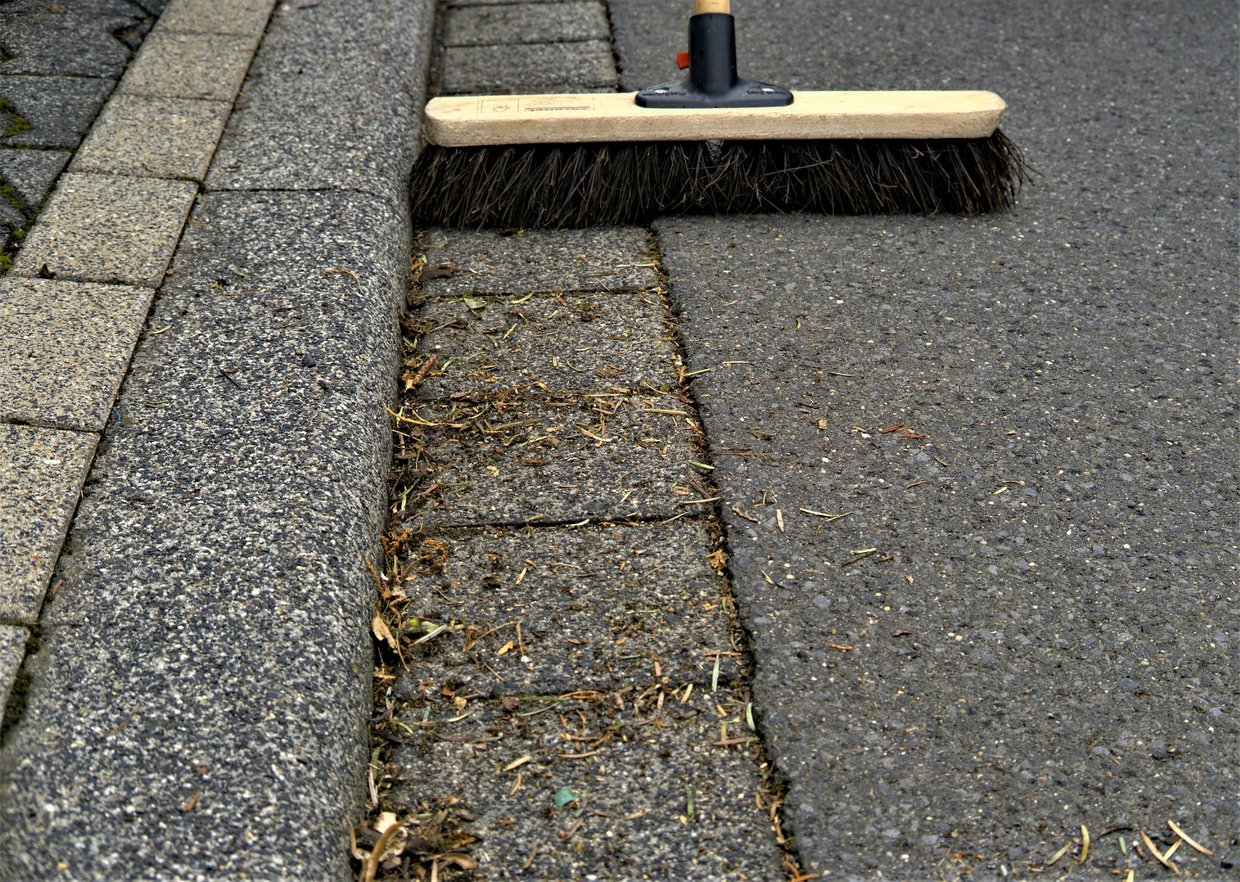 Aufnahmen einer schmutzigen Straße, die gekehrt wird