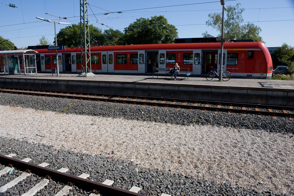 Es steht eine S-Bahn an einem Bahnsteig in Friedrichsdorf