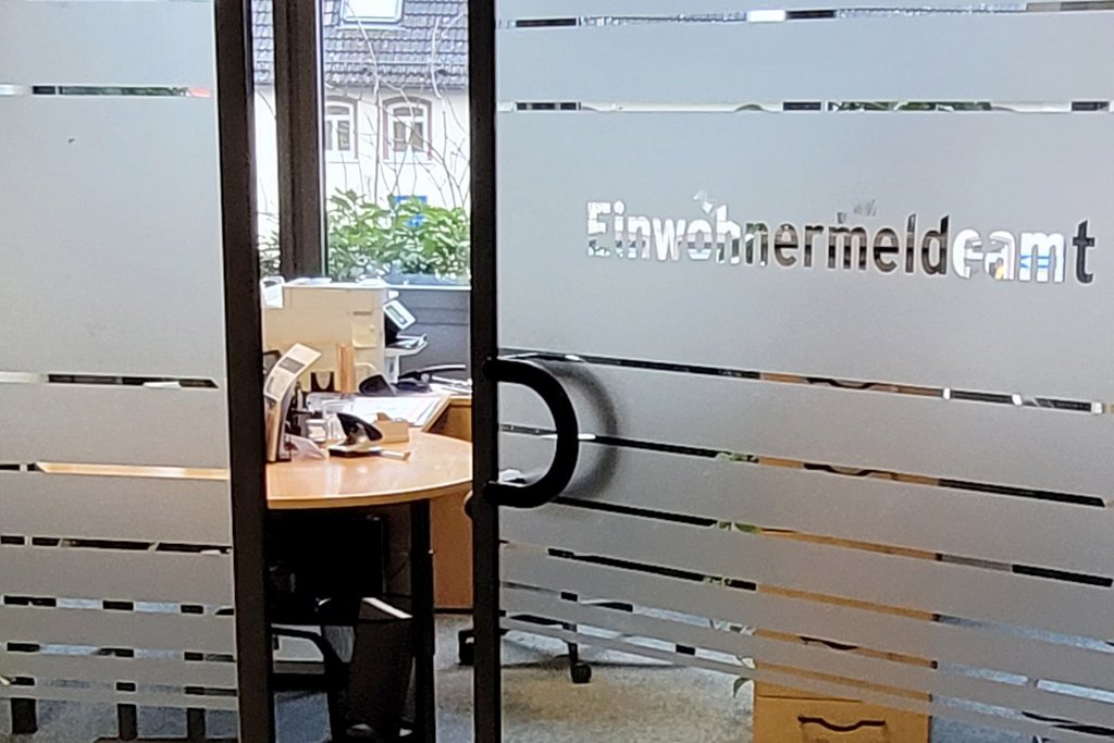 Eine Glastür mit der aufschrift Einwohnermeldeamt