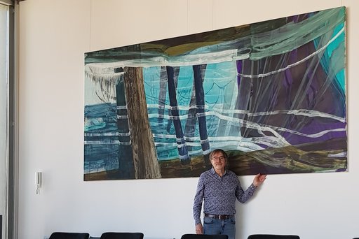 Auf dem Bild ist das Kunstwerk „Nanaimo – Clayoquot“ mit seinem Erschaffer Eckhard Gehrmann zu sehen.