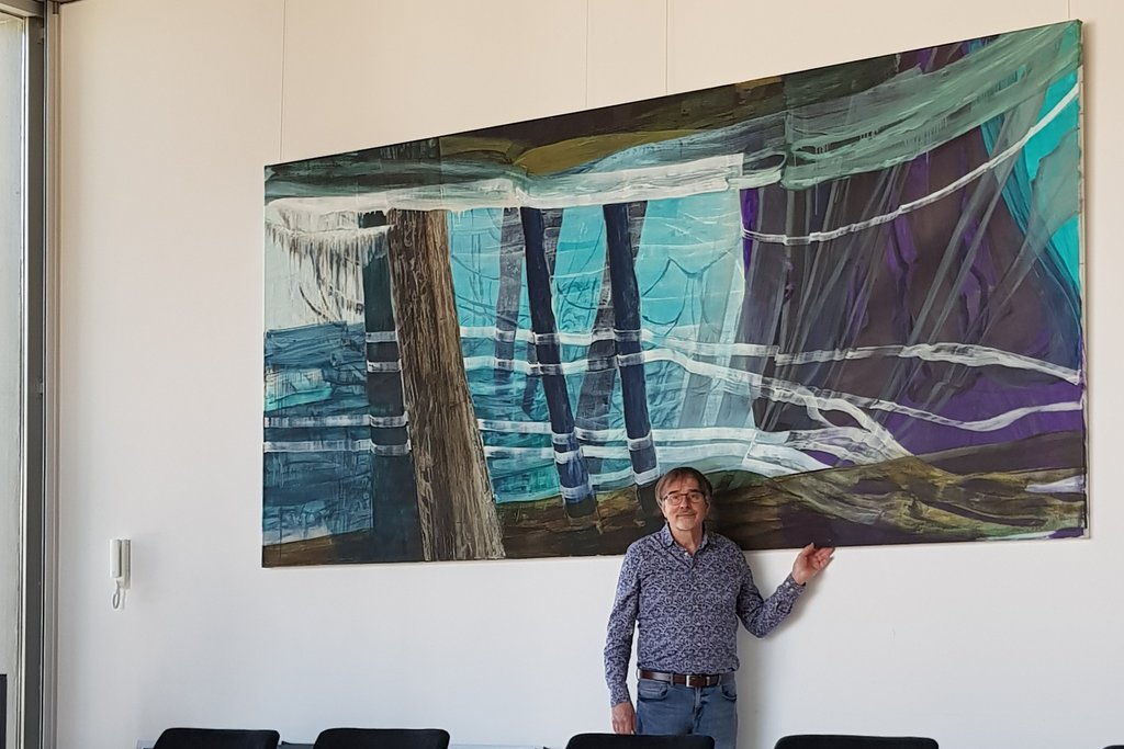 Auf dem Bild ist das Kunstwerk „Nanaimo – Clayoquot“ mit seinem Erschaffer Eckhard Gehrmann zu sehen.