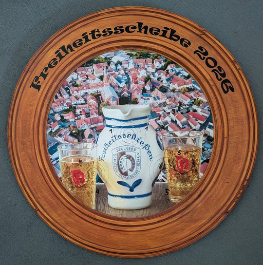 Holzscheibe, auf der ein Bembel, zwei Apfelweingläser und der Ausschnitt eines Luftbildes von Seulberg abgebildet sind.