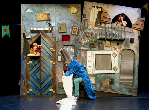 Drei Könige schauen aus den Fenstern