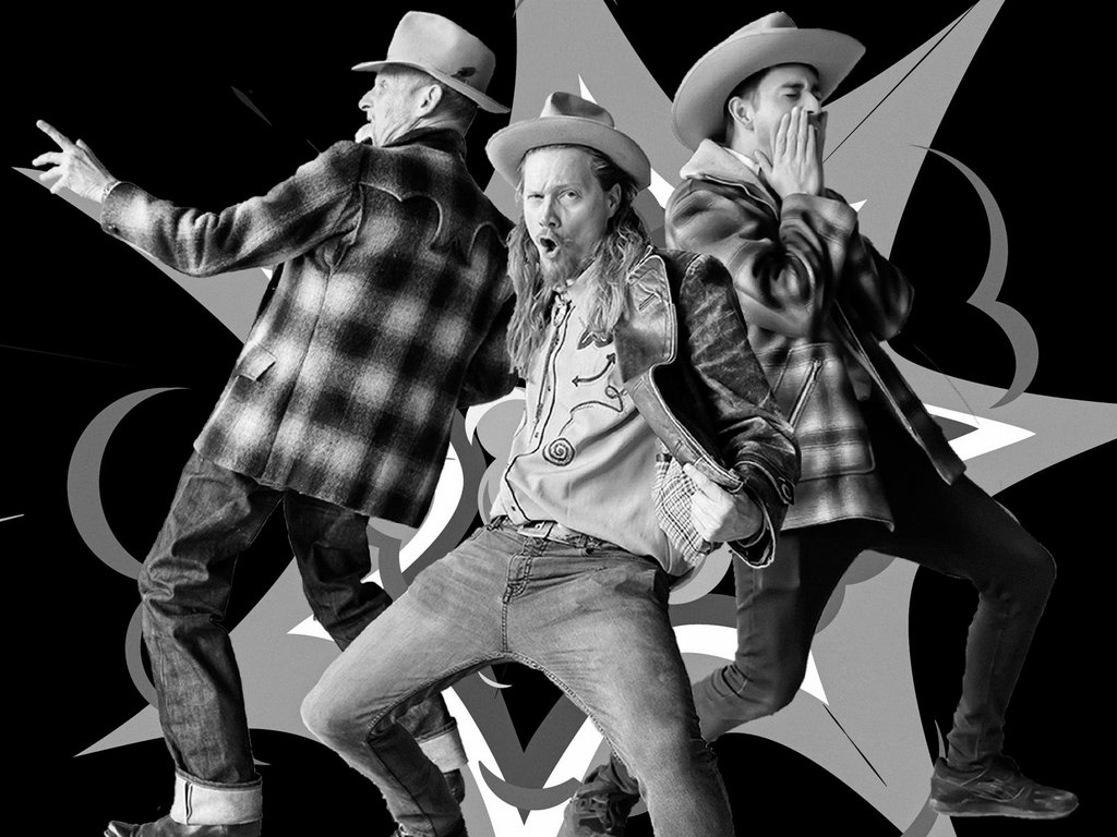Auf dem Foto sind die drei Musiker von Little Hat im Country Look mit Cowboyhüten zu sehen.