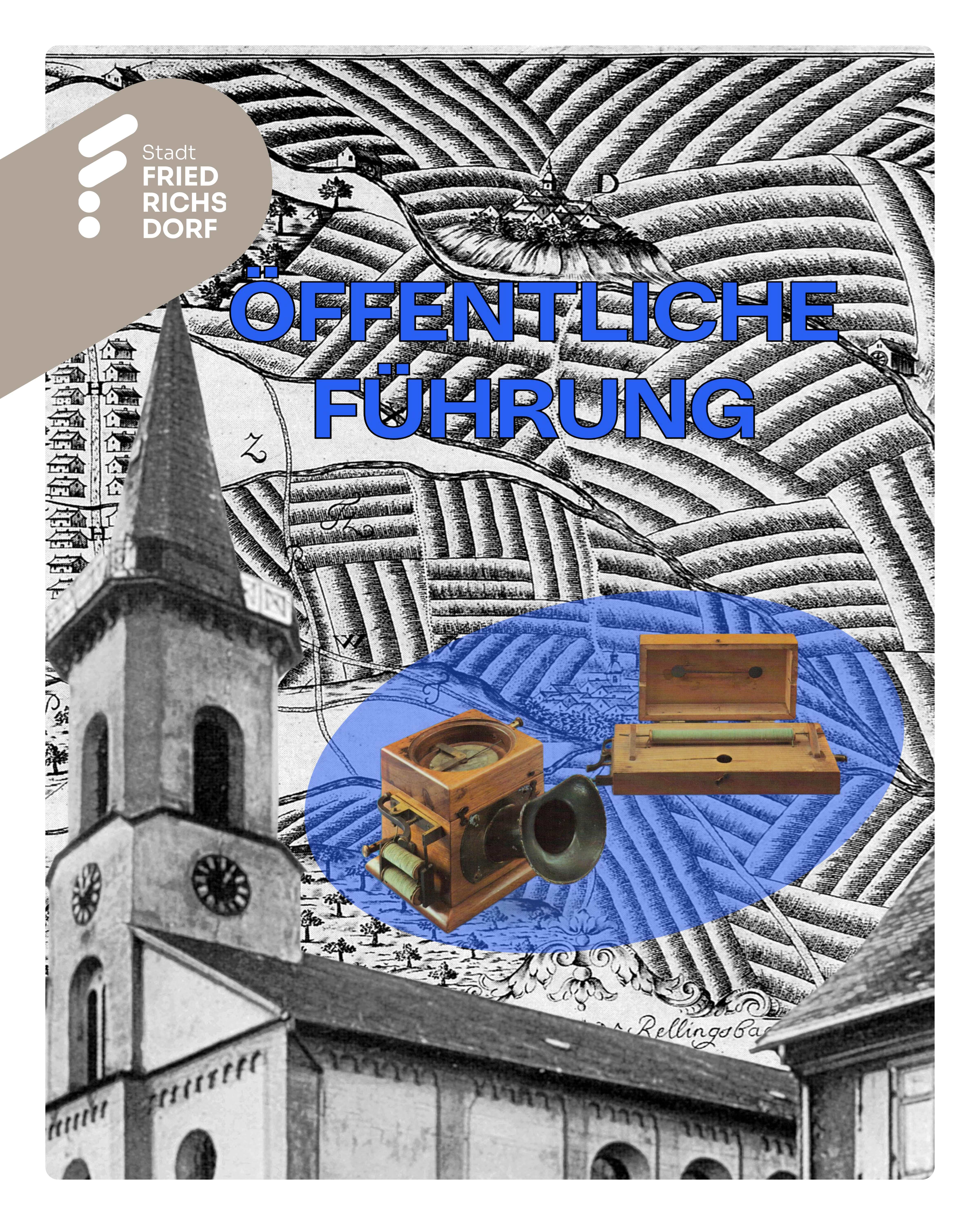 Schwarz-weißes Hintergrundbild einer historischen Landkarte mit hügeliger Landschaft, Feldern, Wegen und kleinen Dörfern. Im Vordergrund ragt der Turm einer Kirche mit Uhr und spitzem Dach zentral ins Bild. Links oben steht in großer blauer Schrift der Titel „Öffentliche Führung“. Unten links sind zwei historische Geräte, darunter eine frühe Kamera und ein weiteres Holzinstrument, blau hervorgehoben dargestellt.