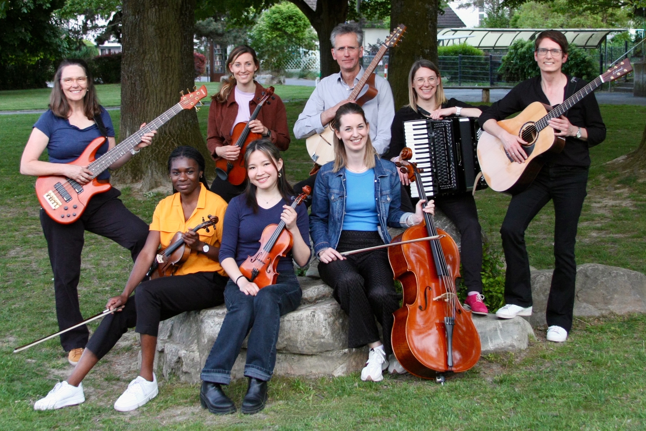 1)	Das Ensemble Driftwood bringt schottische Folkmusik auf die Bühne des Instituts Garniers – am Samstag um 15:45 Uhr 