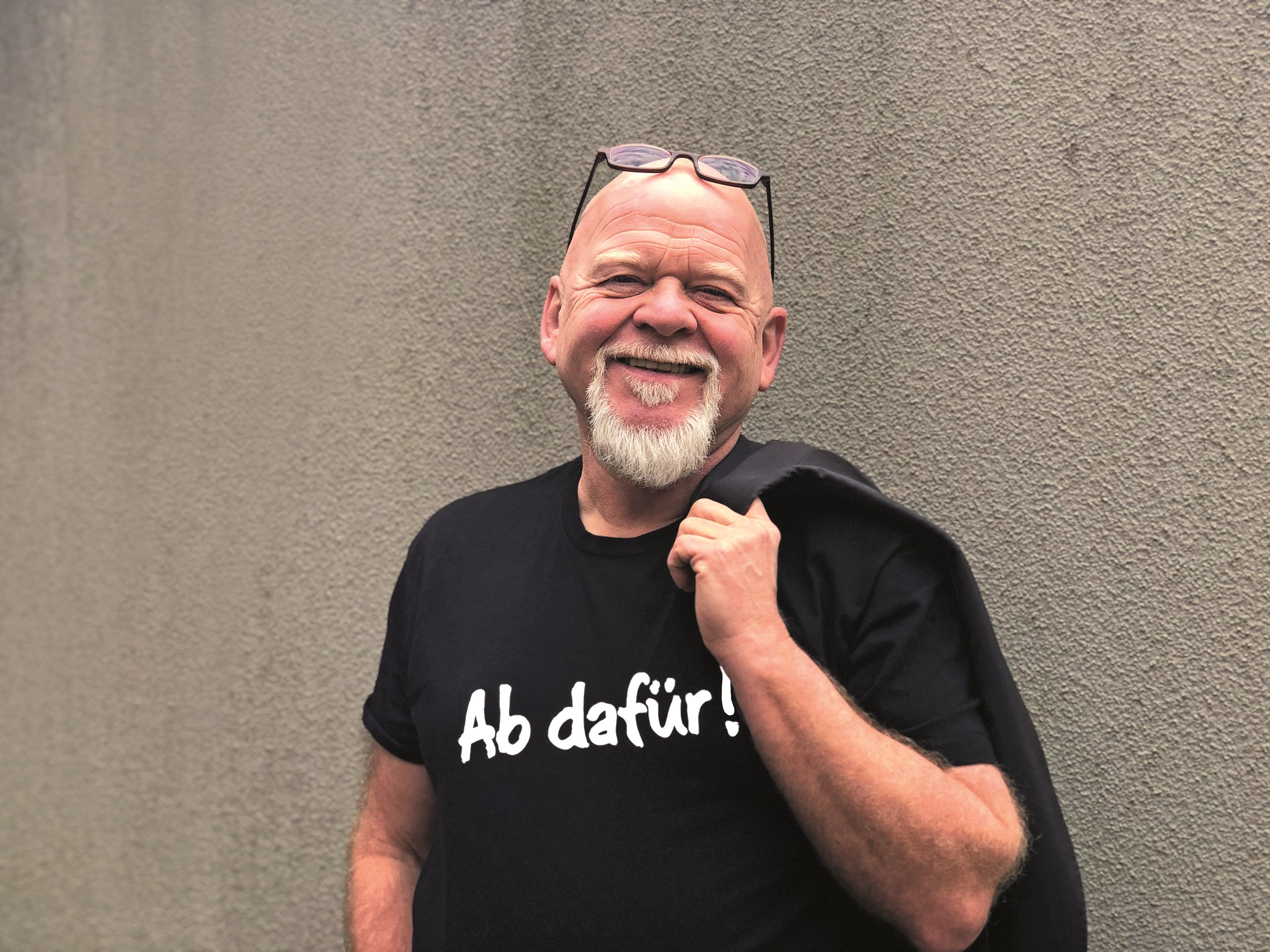 Auf dem Bild ist Bernd Gieseking vor einer Hauswand zu sehen.