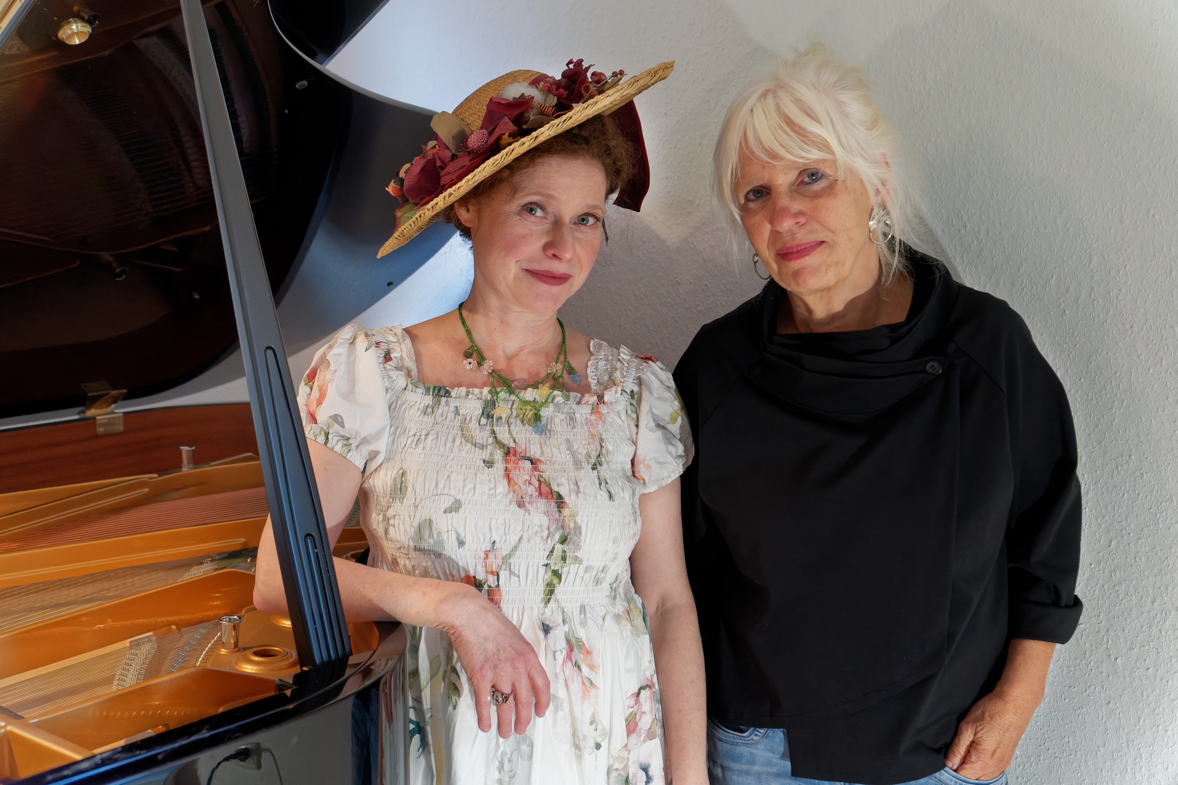 Auf dem Bild sind Schauspielerin Jenny Rehs mit Hut und Pianistin Waltraud Bartl zu sehen.
