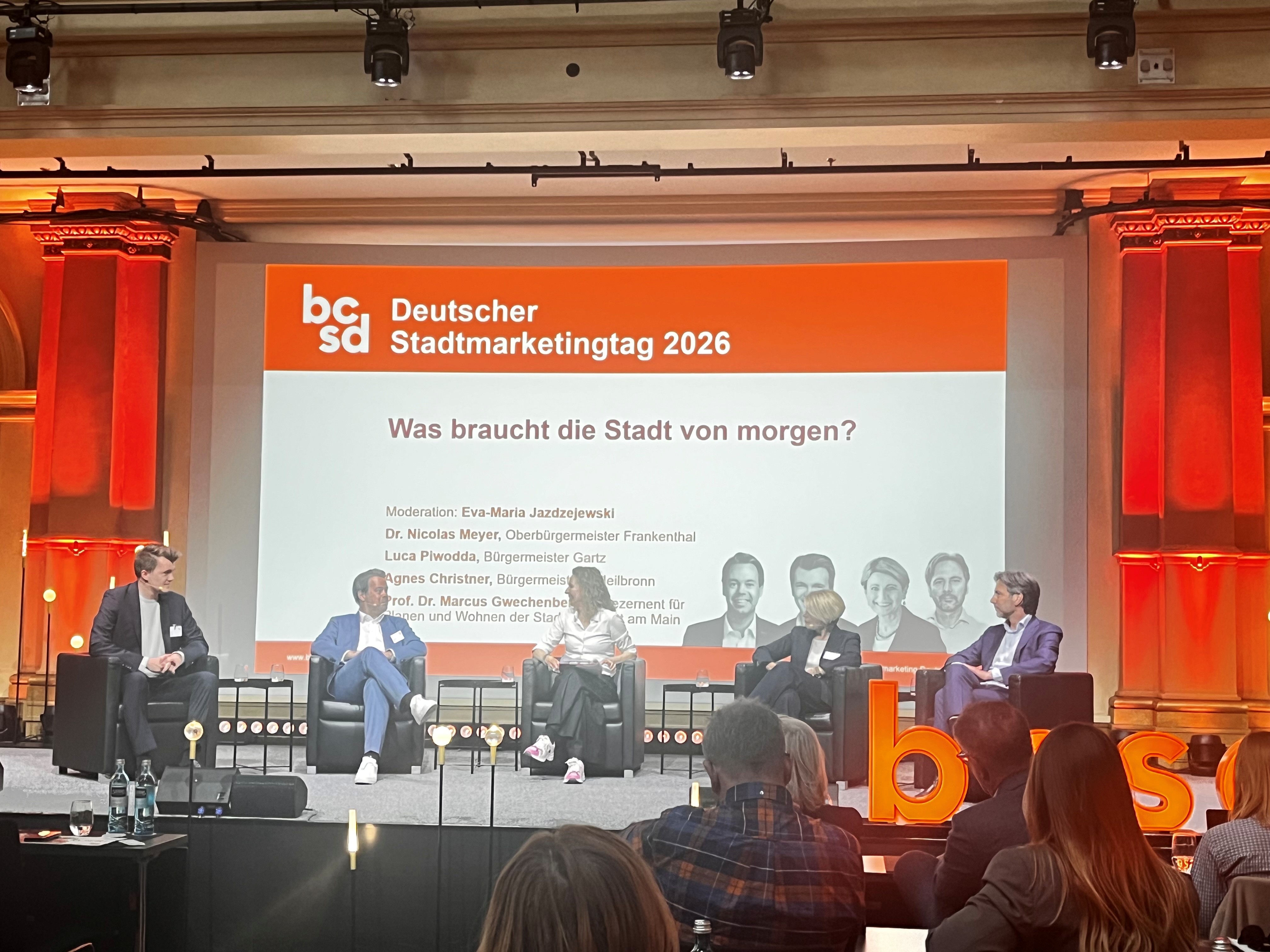 Podium mit vier Stadtspitzen kleiner und großer Städte zum Thema „Was braucht die Stadt von Morgen?“