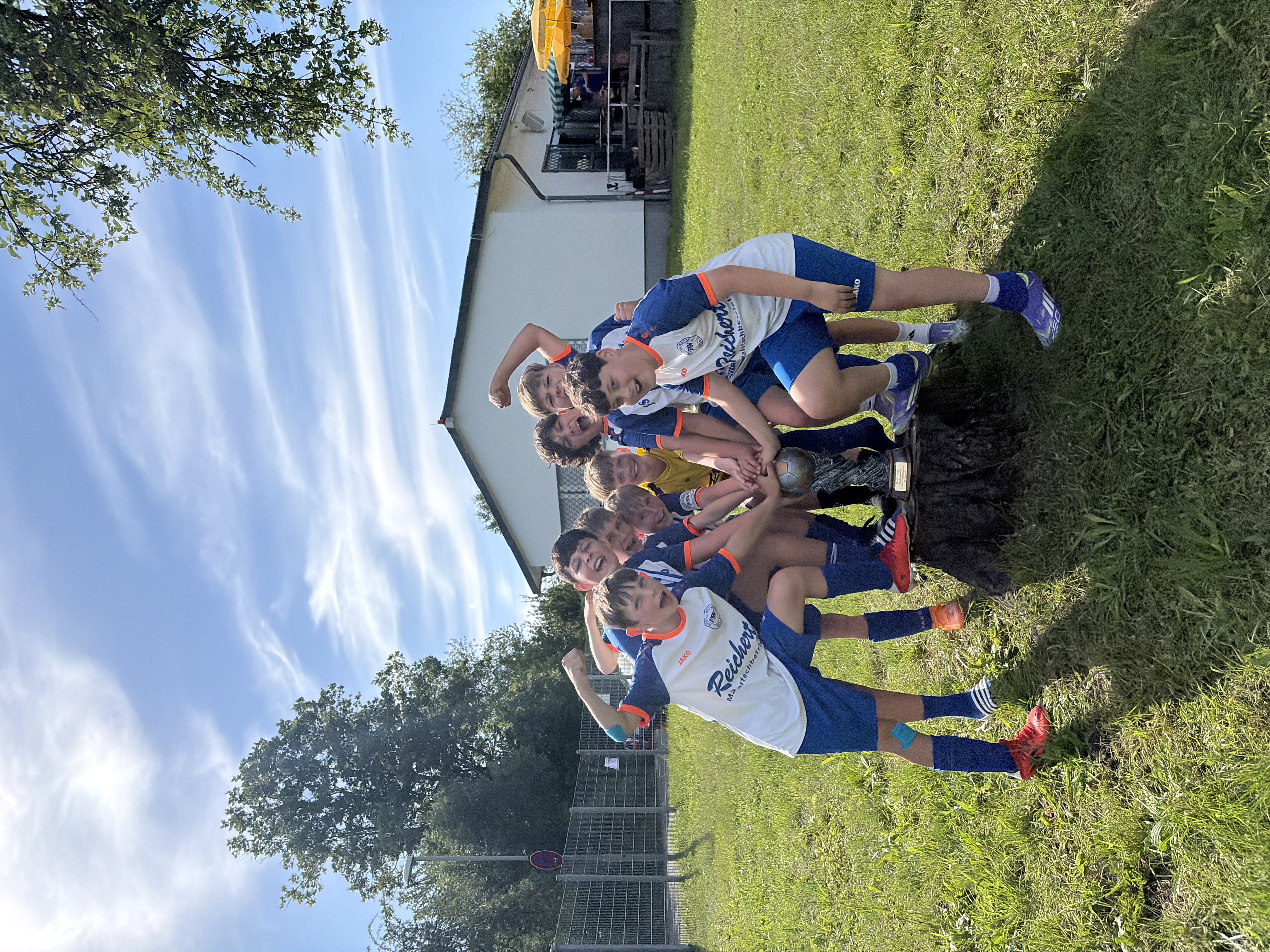 Fußballmannschaft des FSV jubeln rund um den Pokal der Friedrichsdorfer Stadtmeisterschaft