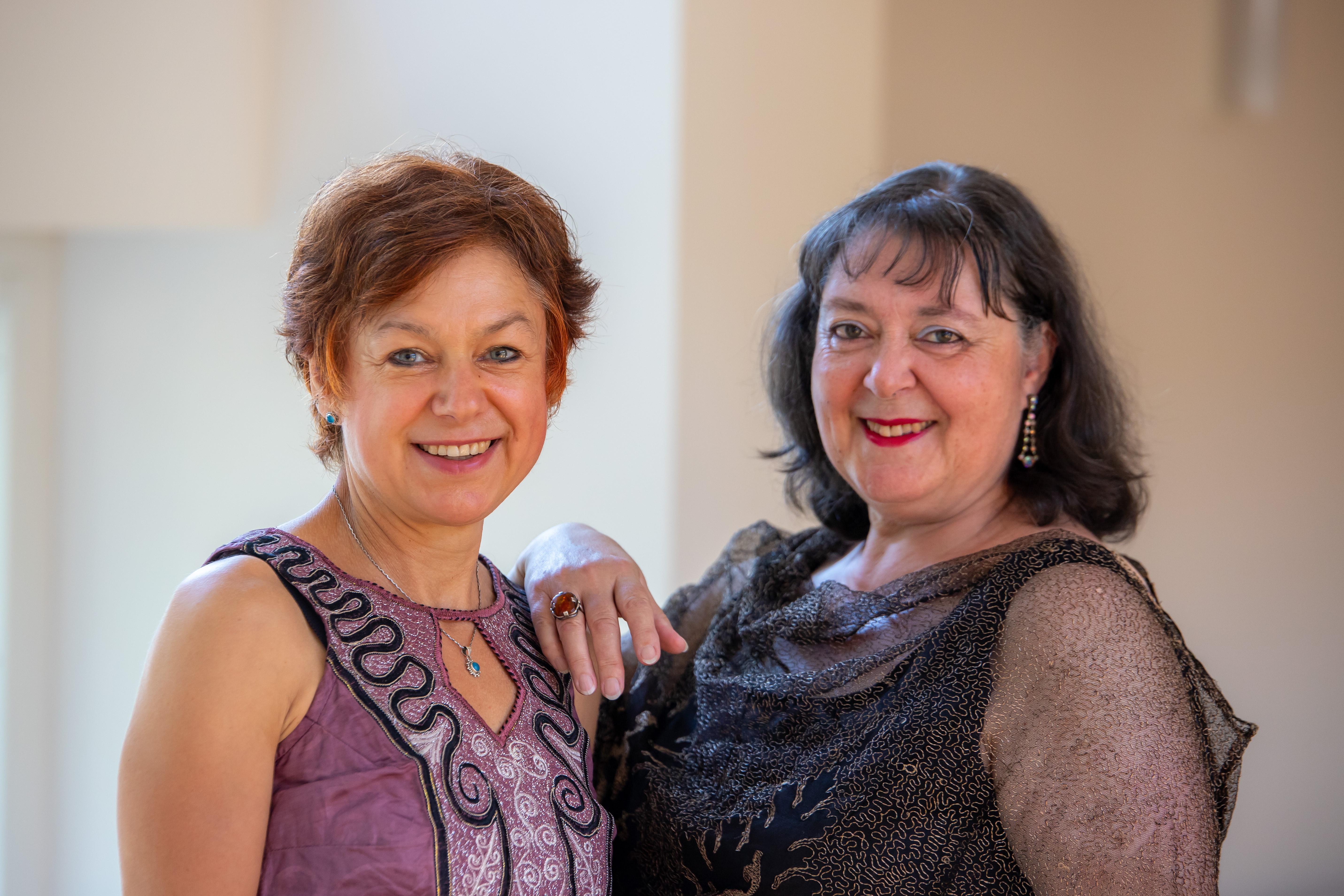 Auf dem Bild sind die beiden Musikerinnen Simone Garnier und Brigitte Hertel zu sehen.
