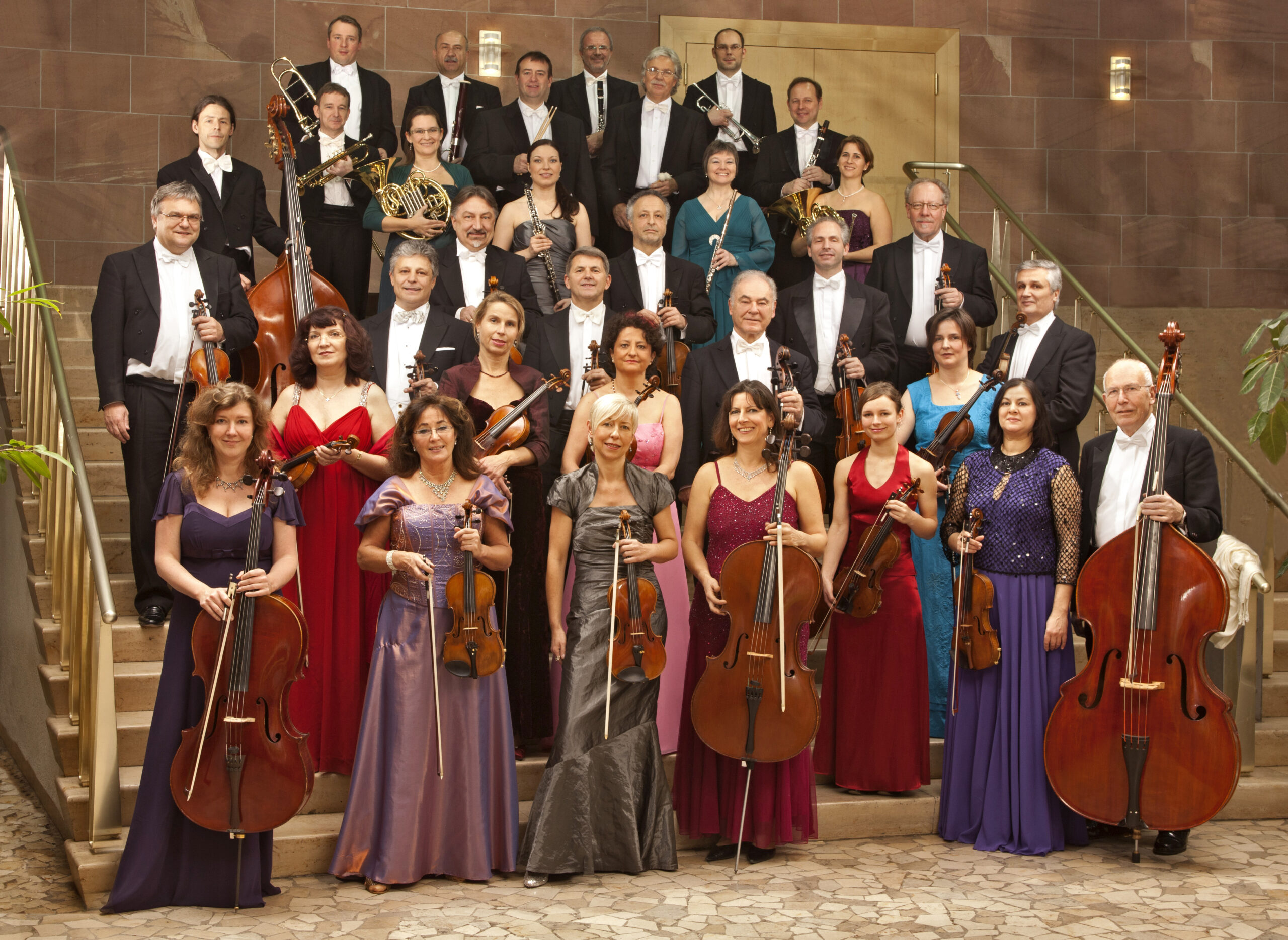 Das Bild zeigt das Ensemble des Johann-Strauß-Orchesters Frankfurt in Abendrobe.