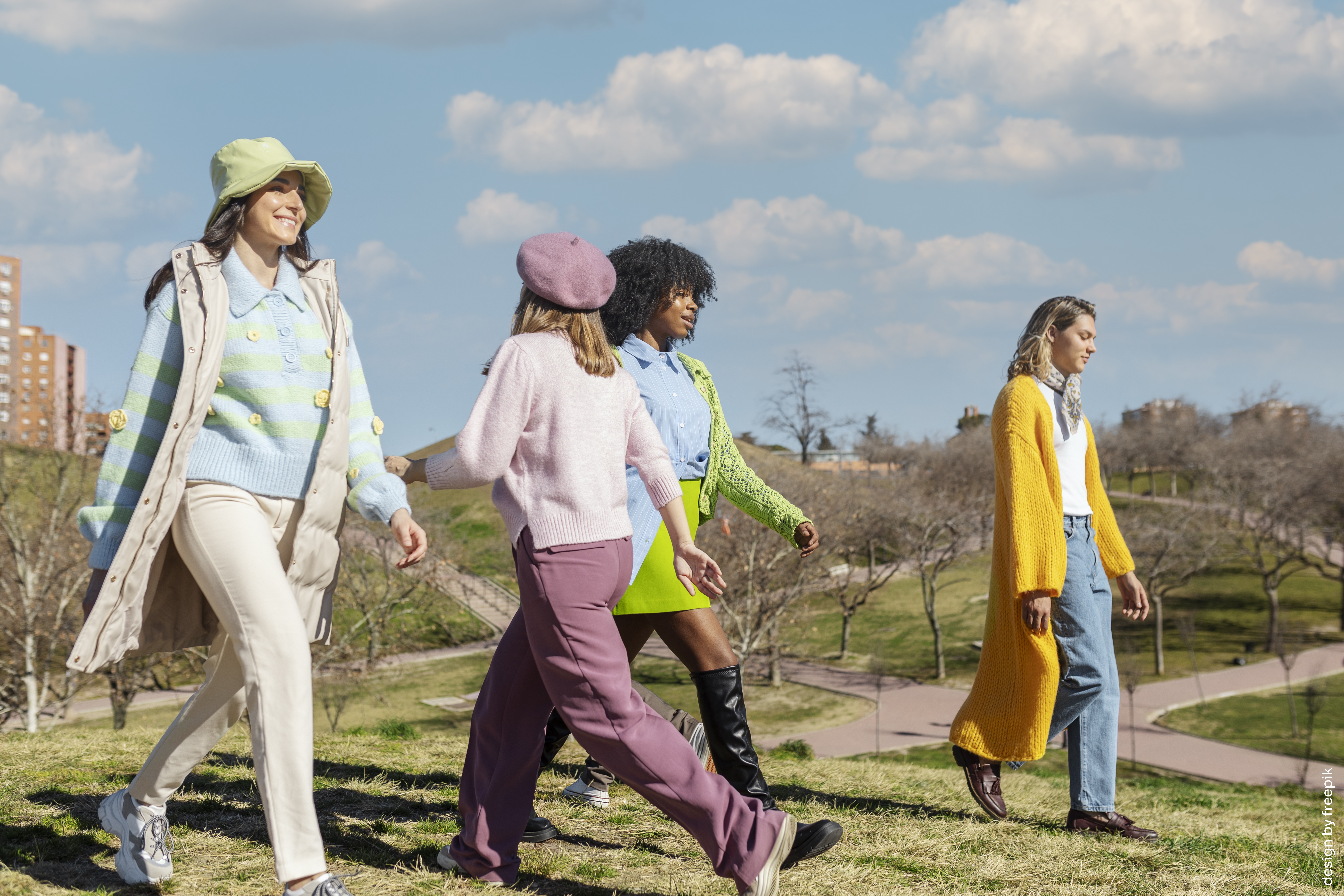 Frauen spazieren in stadtnahem Feld