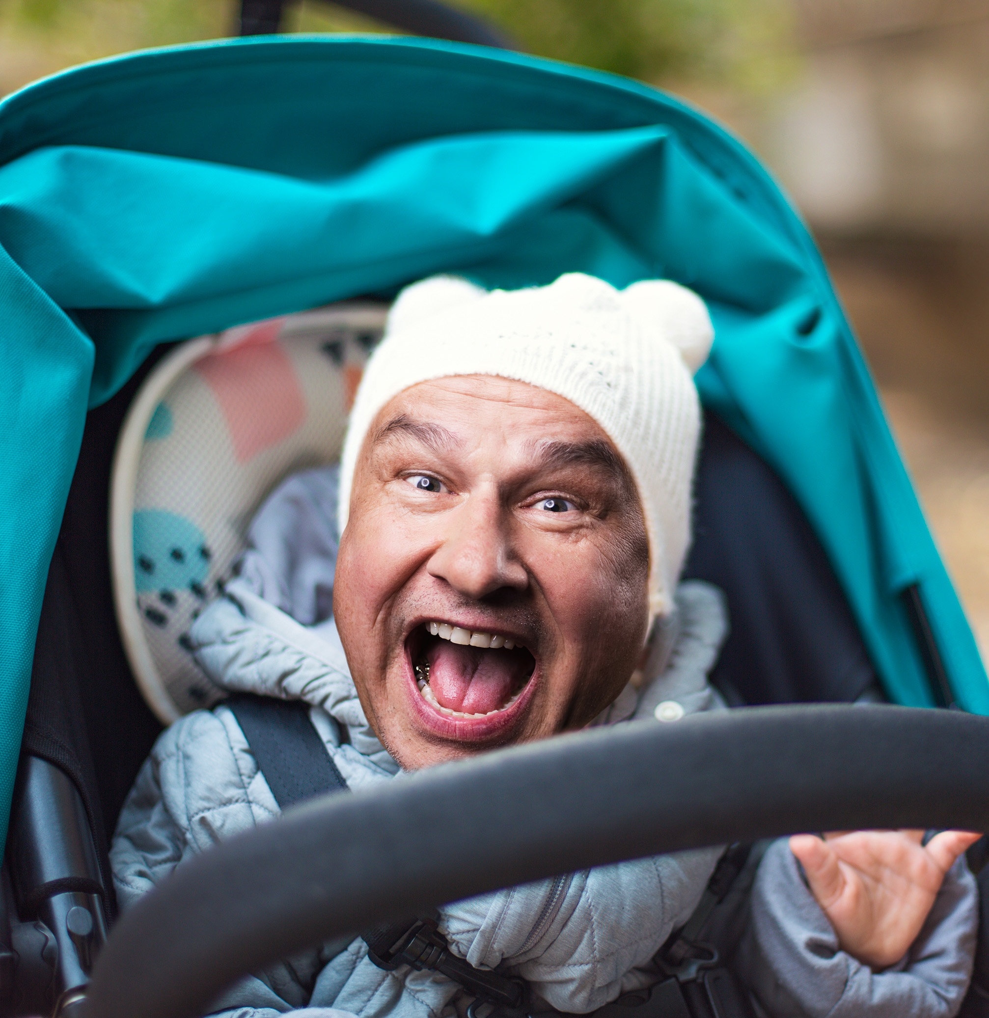 Auf dem Bild ist eine Fotomontage mit dem Gesicht von Lars Reichow in einem Kinderwagen zu sehen.