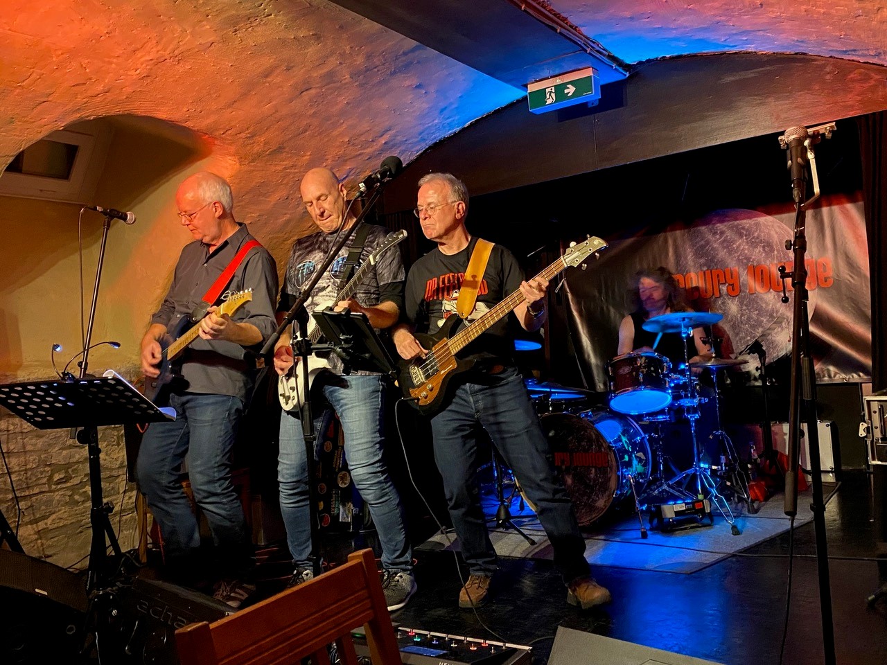 Auf dem Bild ist die Band Mercury Lounge auf der Bühne zu sehen.