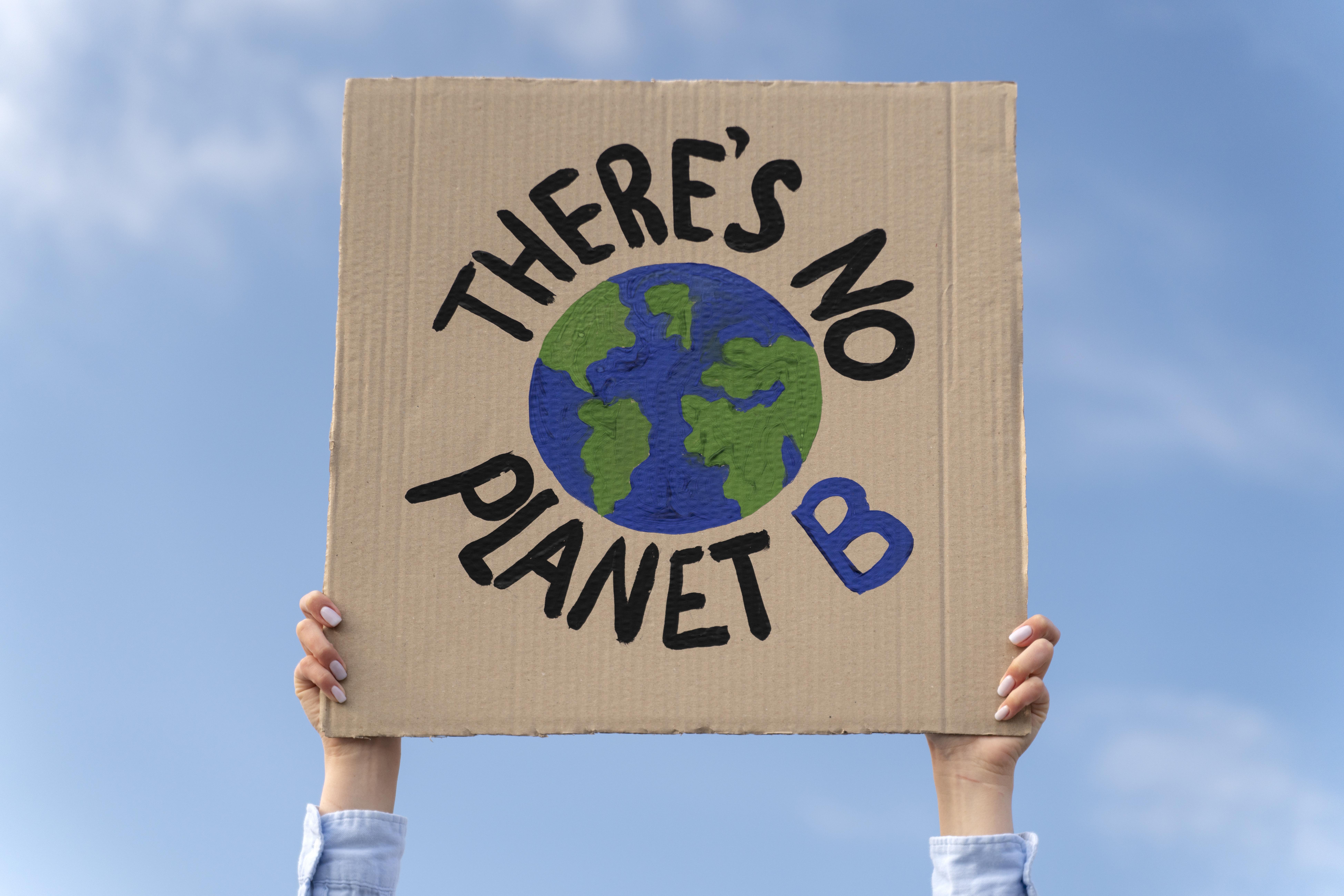 Schild mit Aufschrift "No Planet B" wird in die Höhe gehalten