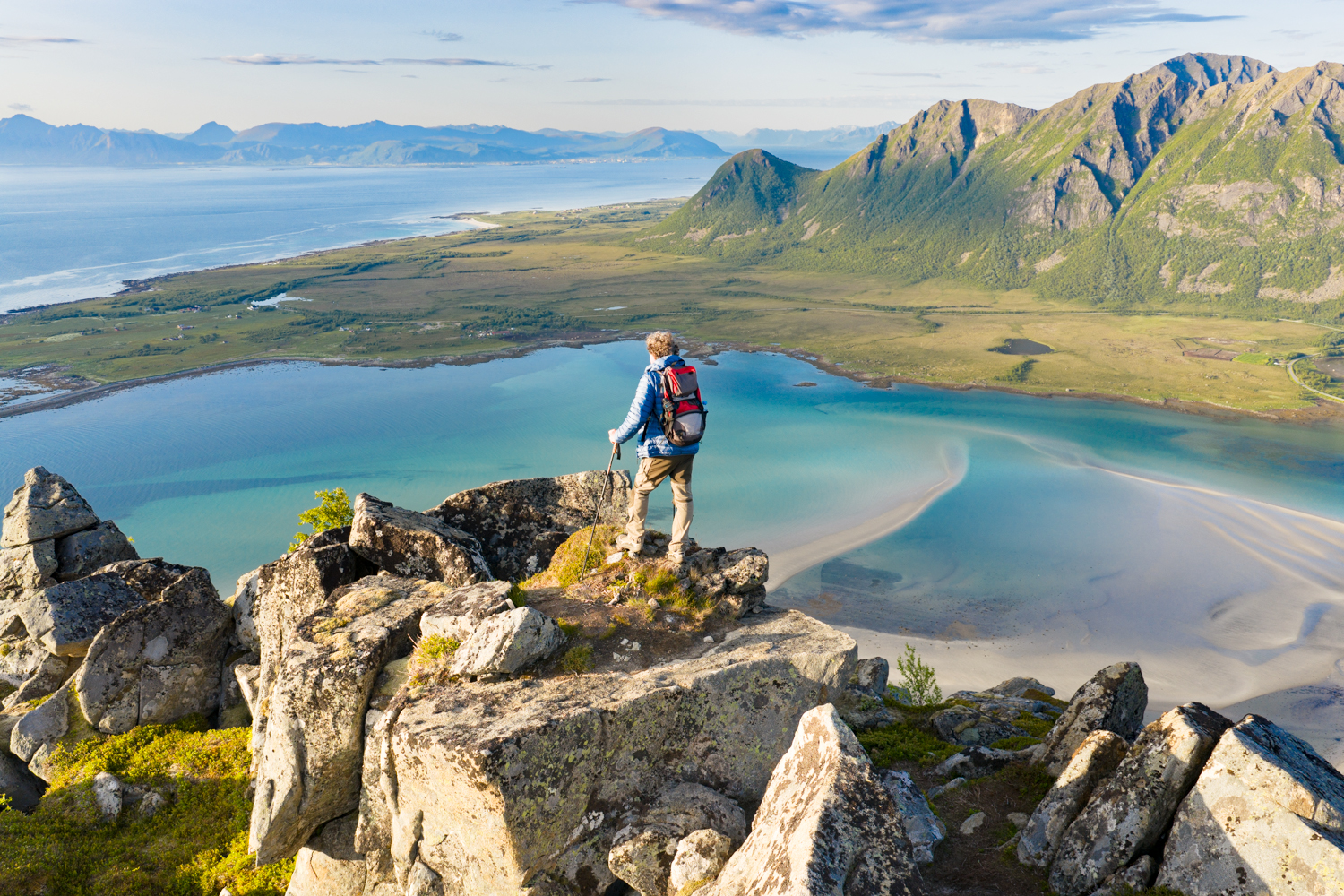 Auf dem Foto ist Reiner Harscher am Rand eines Fjords stehend zu sehen.