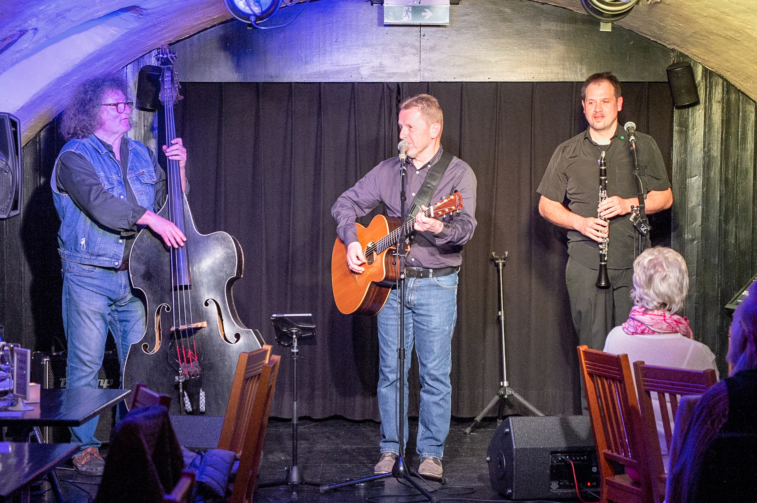 Auf dem Bild sind die drei Musiker von Shebeen Connection auf der Bühne zu sehen.