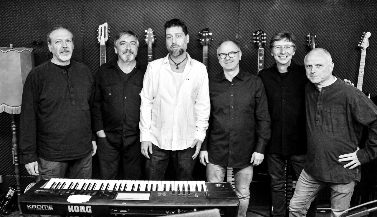 Auf dem Bild ist die Band frisch gespresst zu sehen.