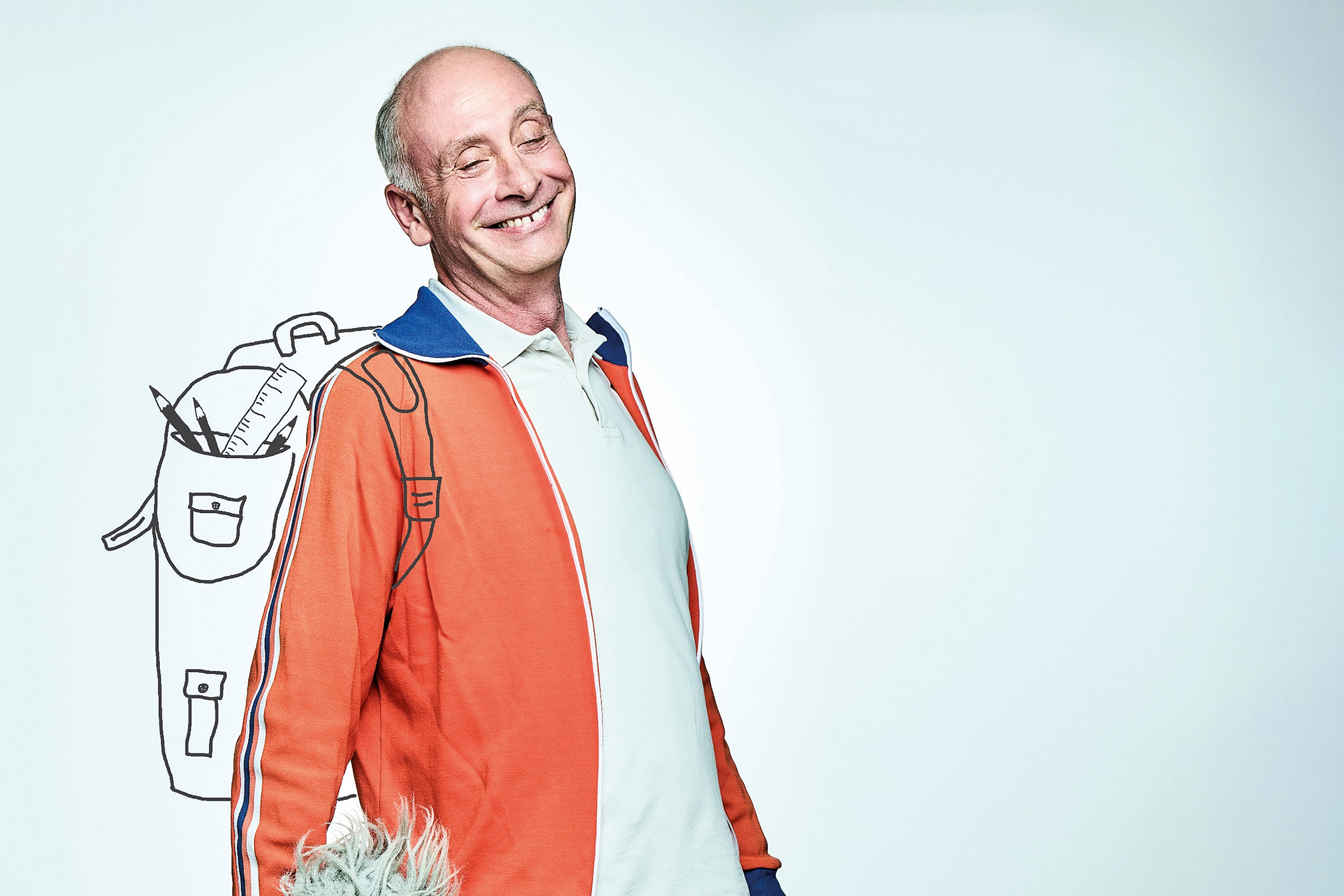 Auf dem Bild ist Kabarettist Alfons mit orangener Jacke und gezeichnetem Rucksack zu sehen.