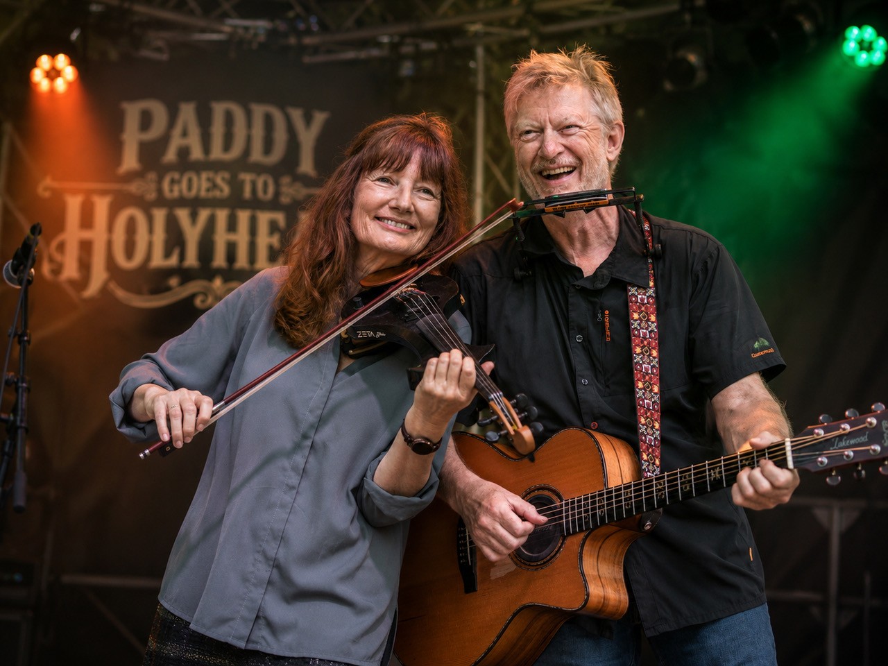 Auf dem Bild sind die Fiddlerin Almut Ritter und der Barde und Gitarrist Paddy Schmidt zu sehen.
