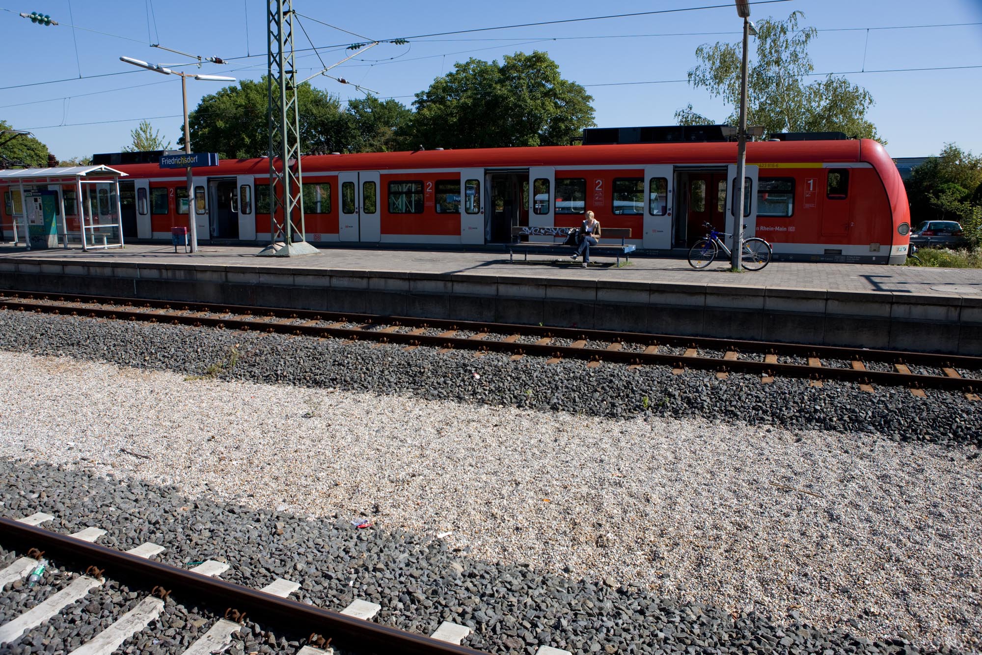 Es steht eine S-Bahn an einem Bahnsteig in Friedrichsdorf