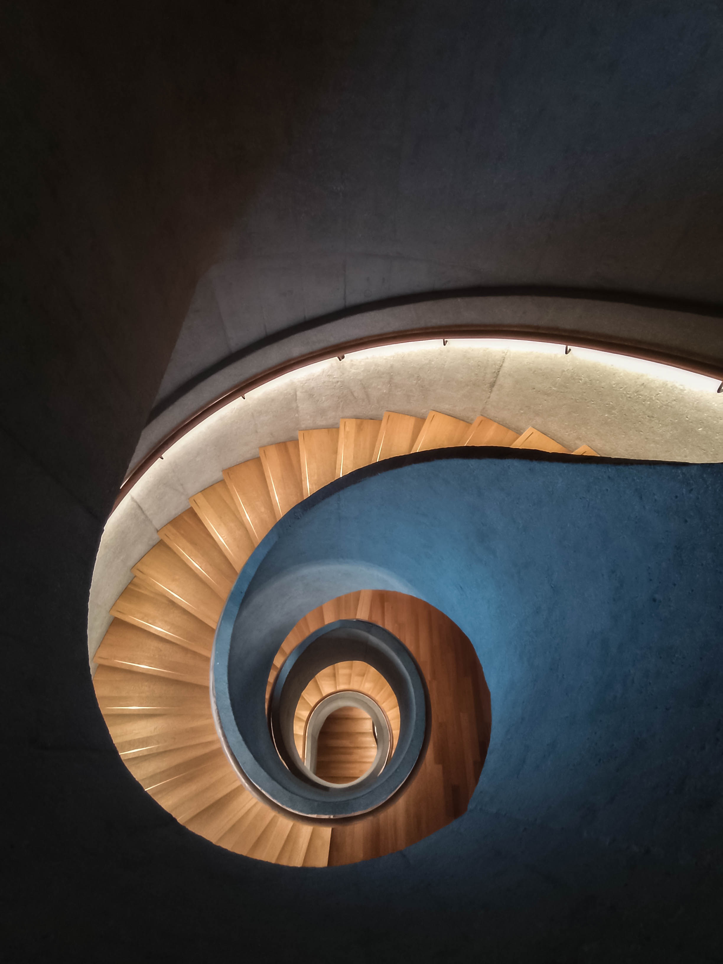 beleuchtete Wendeltreppe aus Vogelperspektive